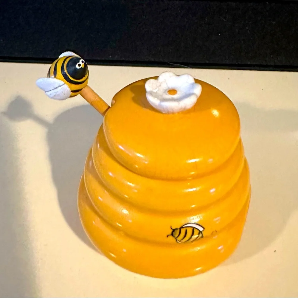 Joie Honey Jar with Wood Bee Design Dipper Honey Miel Yellow Ceramic Jar Contain
